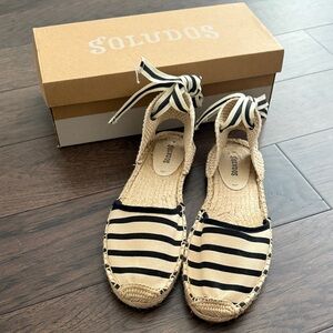 Soludos Women's Striped Black and Tan Flat Espadrille Sandals - Sz 8.5